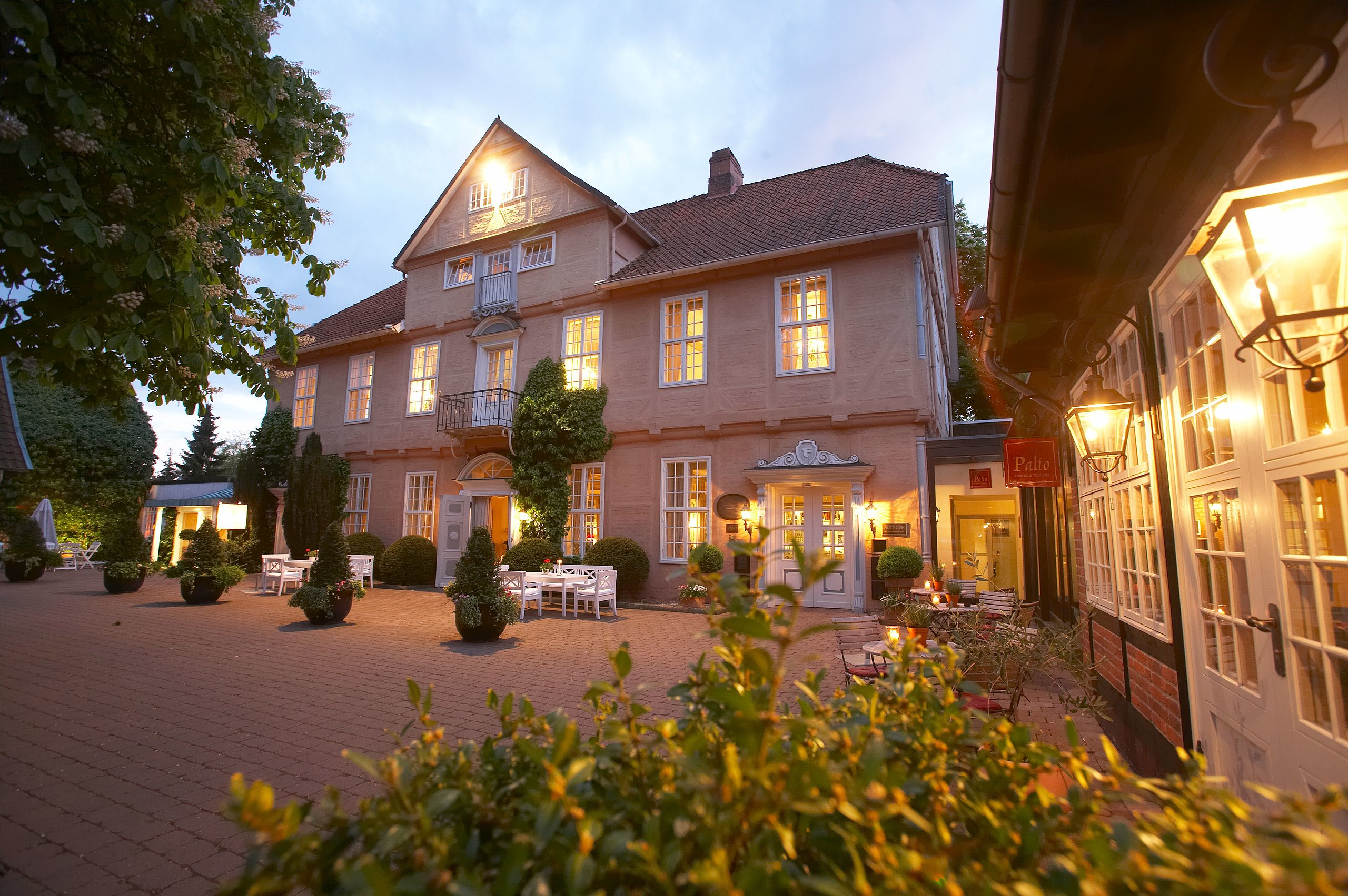 Althoff Hotel Fürstenhof Celle Aussenansicht Sommer am Abend